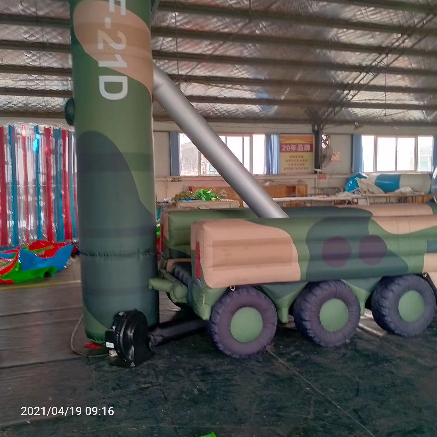 东明军事演习中的充气目标车辆：模拟发射车雷达车坦克飞机